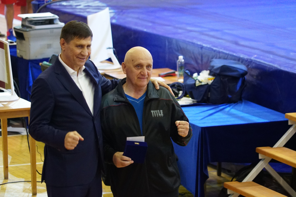 Анатолий Коптев и главный тренер женской сборной по боксу Приморья Владимир Шипунов